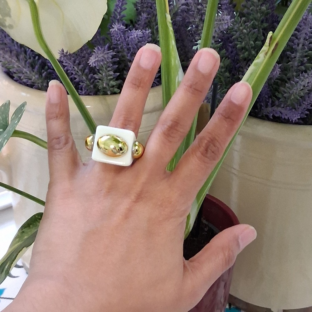 Chunky White Gold Plastic Fashion Diva Ring size 7